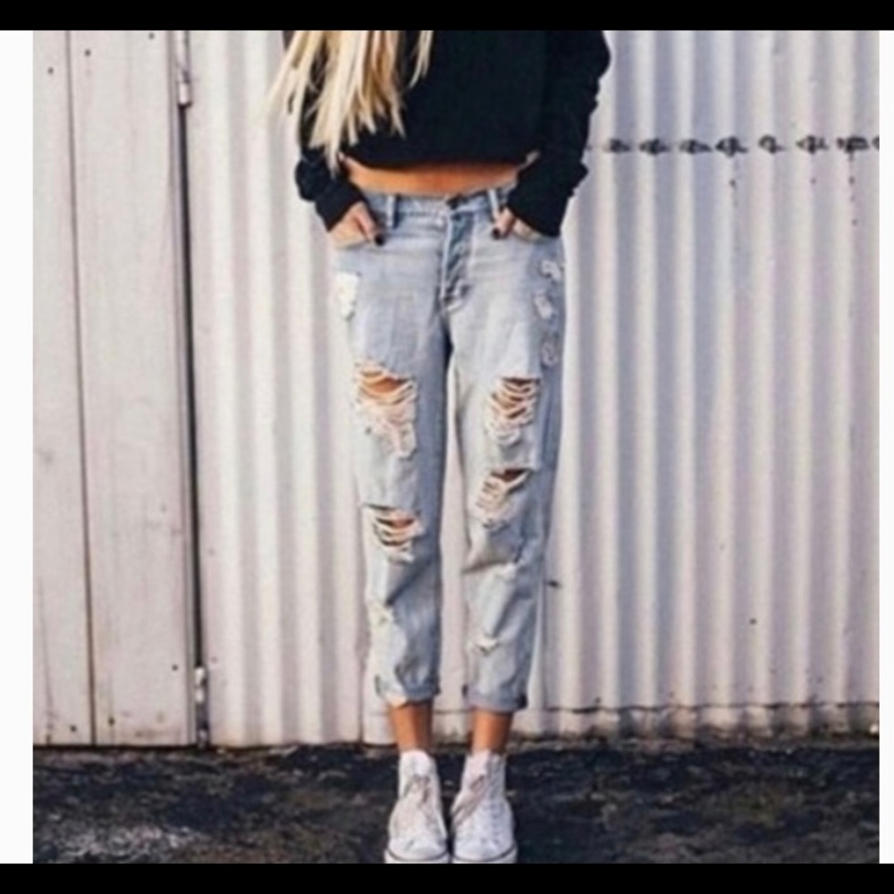 Brandy Melville distressed boyfriend jeans 26